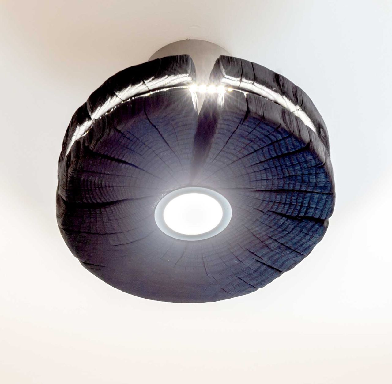Deckenleuchte aus Eiche massiv carbonisiert. 